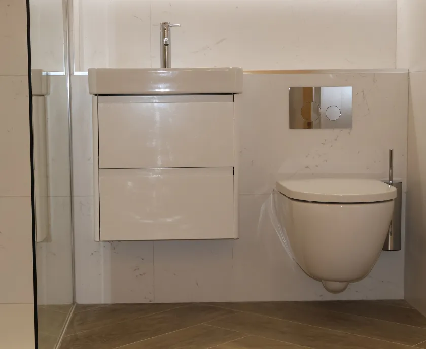 Bright Marble-Effect Surfaces & Chrome